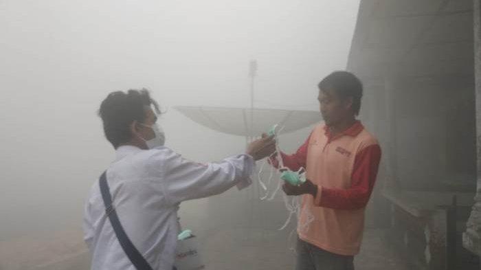 22-06-2020-relawan-pmi-babel-bagikan-masker-untuk-warga-payabenua-warga-berharap-ada-cek-kesehatan.jpg